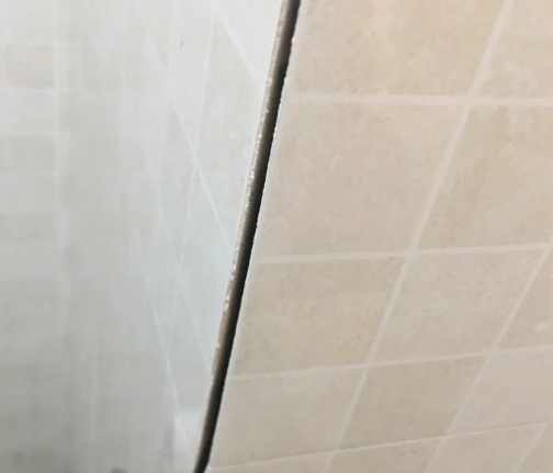 贡山瓷砖空鼓维修公司分享阳台瓷砖脱落的修复过程可以分为以下几个步骤